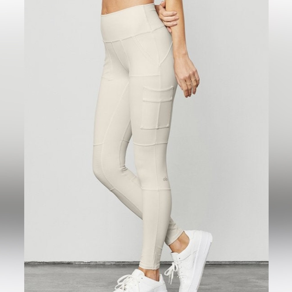 alo and Athleta leggings in great condition. Bundle deal 💙